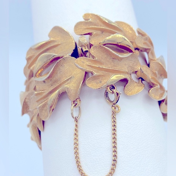 1950s Francois Coro Gold Plated Satin Finish Bracelet With Wide Textured Links - Picture 4 of 9